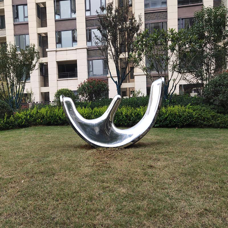 不銹鋼雕塑在校園內(nèi)存在的形式